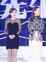 组图：应采儿透视黑裙亮相颁奖礼 敬业无惧寒风