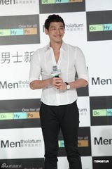 组图：Rain上海代言秀肌肉 腼腆表情似邻家男孩