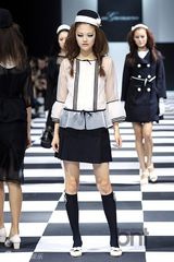 组图：孔孝真CL等助阵时装周 李秀赫亮相T台