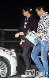 组图：JYJ飞赴越南 朴有天不惧绯闻现身机场
