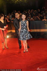组图：《宫》亮相红毯 周冬雨娇俏短裙携手于正