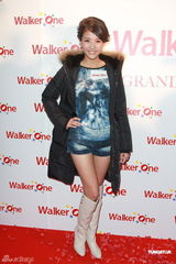 组图：陈嘉桓复工走秀强颜欢笑担心师傅被追杀