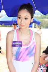 组图：候选港男与庄思敏等打排球 衣着保守不秀身材