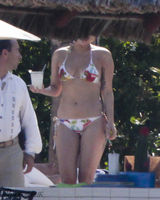 组图：LadyGaga狂甩赘肉 碎花比基尼清凉度假