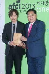 独家组图：李秉宪出席活动 婚后更显稳重绅士