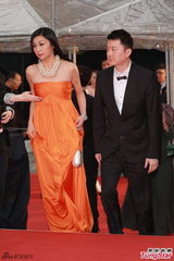 组图：邱氏夫妇牵手甜蜜亮相金像奖红毯