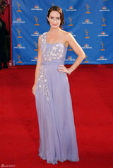 高清组图：艾美奖红毯 艾米丽-布朗特秀单肩裙