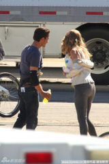 组图：希安-拉博夫和女主角《变形金刚3》片场来电