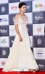 组图：釜山电影节开幕 池成媛白色长裙亮相红毯