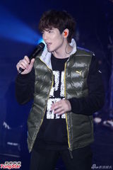 组图：萧敬腾穿休闲装为运动品牌开唱