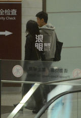 独家：高圆圆黑裙装现身机场 聊手机疑隔空传情