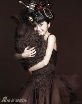 组图：阿Sa(蔡卓妍)穿巧克力兔子装 假发缠绕巨大头套