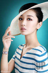 组图：周冬雨尝试复古造型 优雅烟熏妆出镜