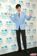 组图：王力宏西装亮相代言阳光俊朗