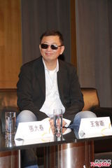 组图：王家卫55岁生日 携爱妻书展办讲座