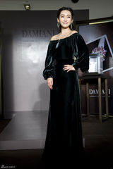 组图：秦海璐典雅亮相 获定制款婚戒疑好事将近