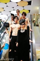 高清组图：尚雯婕拍新歌MV 与四大美男妖娆闹床