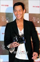 组图：权相佑(权相宇)新片首映爱妻助阵 张赫等众星捧场