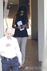 组图：赛琳娜黑衣墨镜外出兜风 驾驶宝马买汉堡