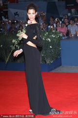 组图：超模威尼斯走秀 玉背全裸轻嗅玫瑰