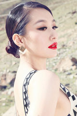 组图：董维嘉西藏写真复古造型显高贵