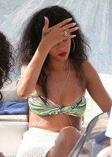 组图：蕾哈娜比基尼搭配镂空裙现身法国