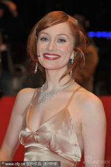 幻灯：《一个好人》首映人多势众 男女星热吻抢镜