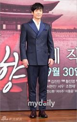 组图：徐宇宣传《帝王之女》裸色裙秀身材脸僵