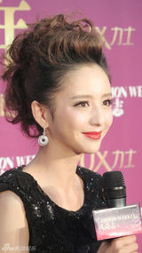 组图：佟丽娅黑裙助阵风尚周年庆获人气奖