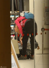 组图：张雨绮与友逛商场 精挑细选露主妇范儿