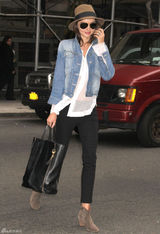 高清组图：超模米兰达-可儿街拍牛仔外套搭衬衣