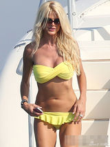 组图：瑞典名模维多利亚亮黄比基尼秀傲人上围