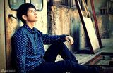 组图：何明翰沧桑复古写真 优雅诠释成熟魅力