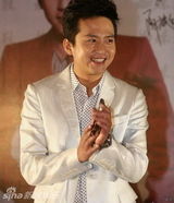 幻灯图：邓超帅气代言名鞋 启动新书成工作“超人”