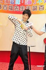 幻灯图：古巨基玩魔术 与官恩娜助阵代言品