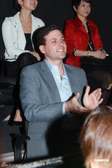 组图：梁咏琪个唱落幕性感典雅 外籍男友现身支持