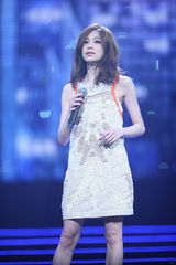 组图：李宇春榜中榜揽3奖 蔡依林险走光