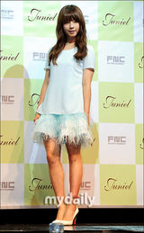 组图：CNBLUE郑容和助阵新人女歌手出道记者会