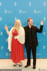 组图：《天堂希望》发布会 导演亲吻女星