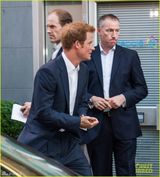 组图：哈里升级叔叔首亮相 替粉丝送礼给小王子