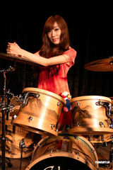 组图：西田惠里奈性感红裙拜年 安慰导演魏德圣