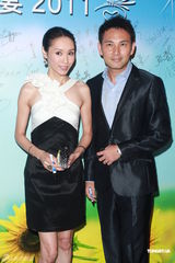 组图：众星亮相慈善筹款晚宴 关之琳低胸透视装性感