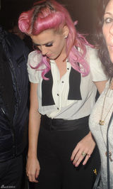 高清组图：凯蒂-佩里紫发亮相 热情给粉丝签名