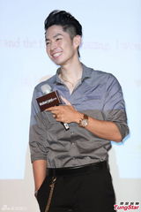 组图：吴建豪秀身材 透露健身习惯