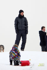 高清图：裘德-洛携三子度假 带爱女乘雪橇场面温馨