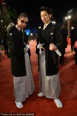 组图：生田斗真帅气亮相首映礼 玩纸扇可爱逗趣