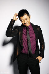 高清图：夏雨写真秀魔术纸牌 尽显专业玩家风范