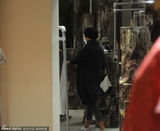 组图：马伊琍不理婚变传闻 悠闲与女性友人购物