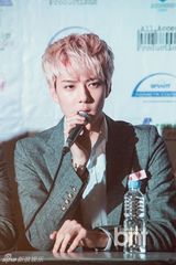 组图：EXO学院风亮相马尼拉记者会 SHINee时尚