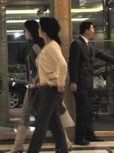 组图：刘亦菲遵母命相亲？约见神秘男神情拘谨